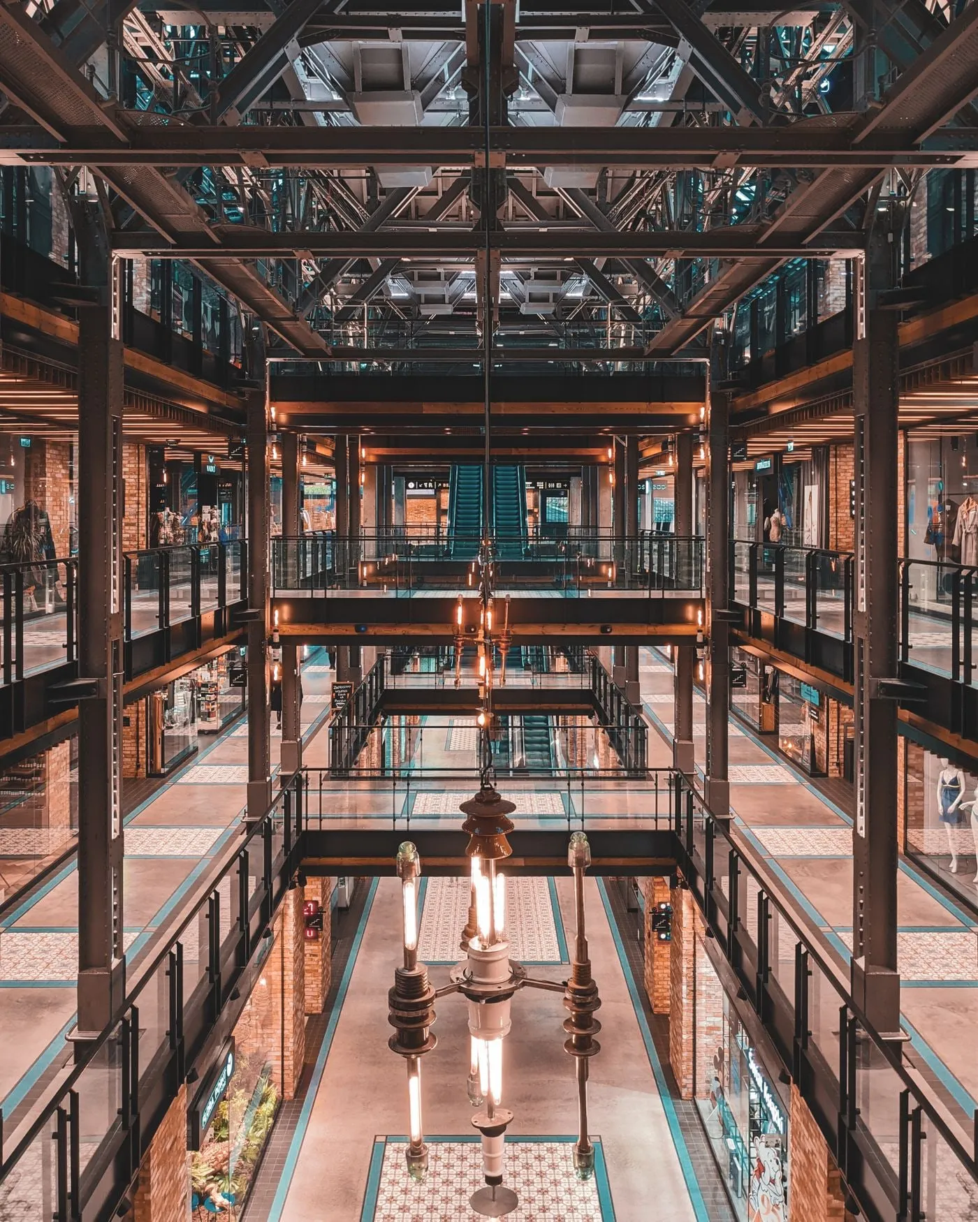 Estructura metálica interior de una nave industrial vista en simetría