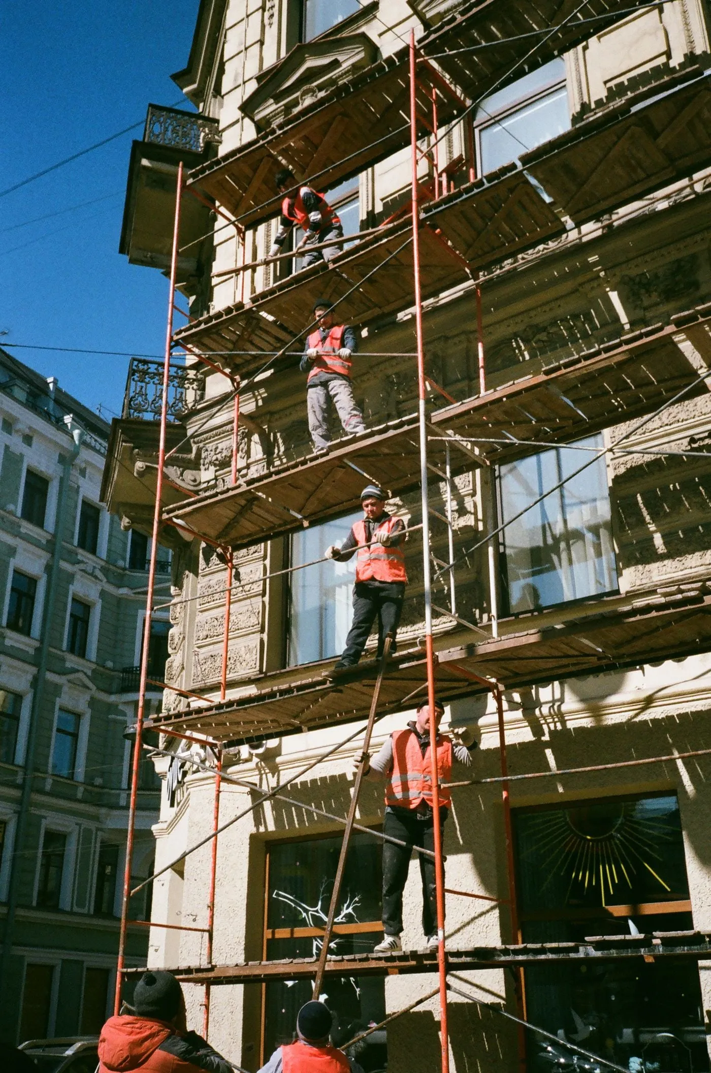 Operarios trabajando sobre un andamio en la fachada de un edificio