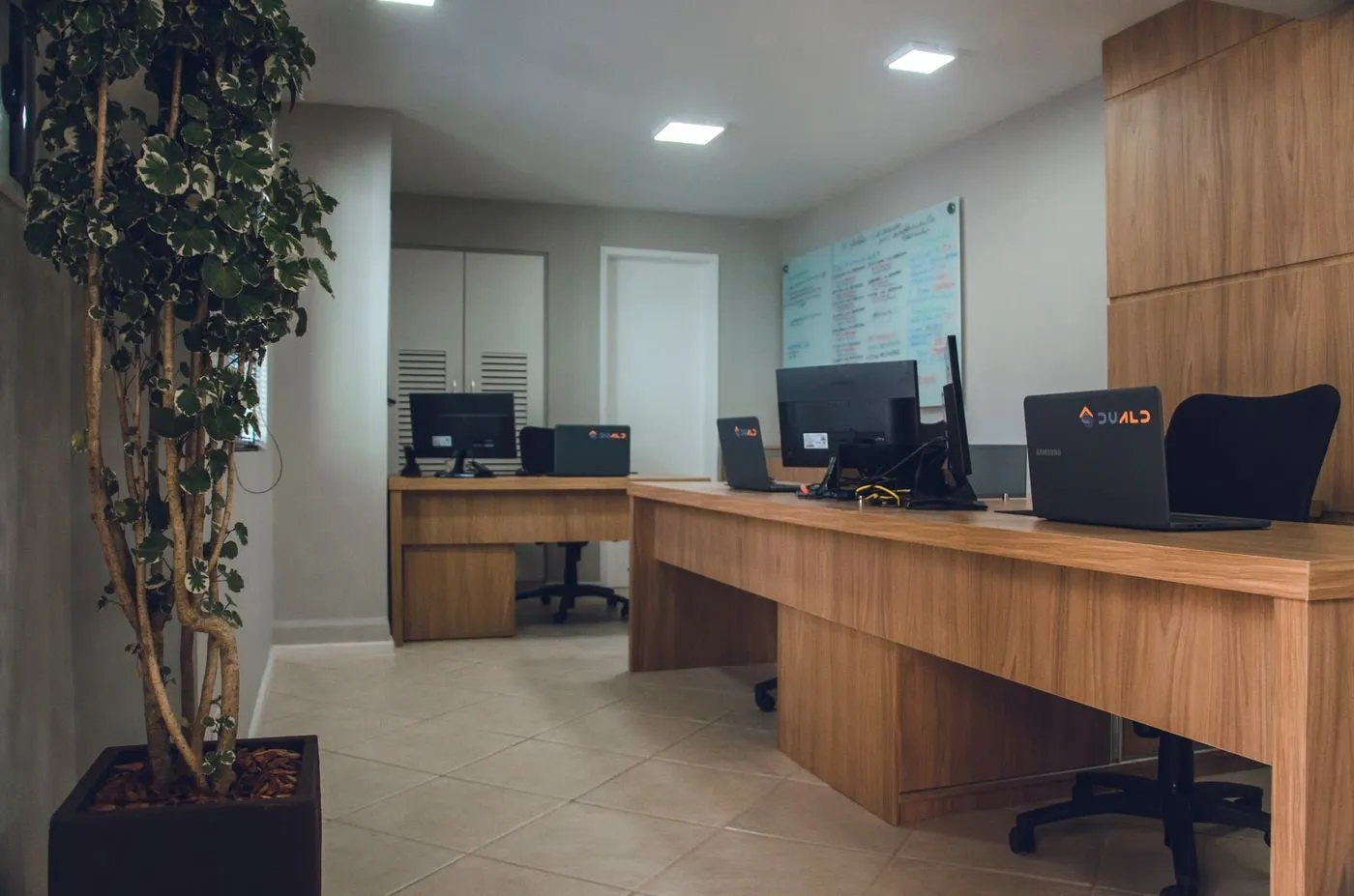Interior de oficina moderna con mobiliario de madera y puestos de trabajo